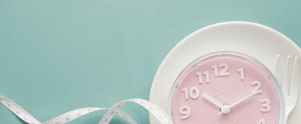 Pink clock on white plate, Intermittent fasting concept, ketogen — Stock Photo, Image