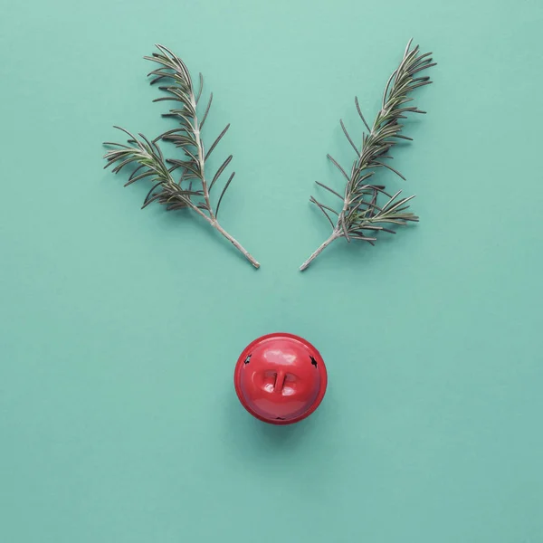 Minimalny renifer wykonany z rozmarynu i czerwonego dzwonka dekoracyjnego, Christma — Zdjęcie stockowe