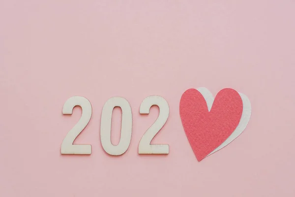 2020 com coração vermelho no fundo pastel rosa, Feliz Ano Novo gr — Fotografia de Stock