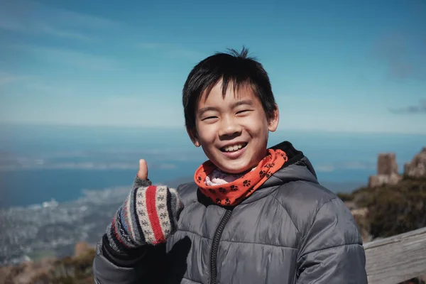 Glad och säker mellan blandras asiatisk pojke ler och ger — Stockfoto