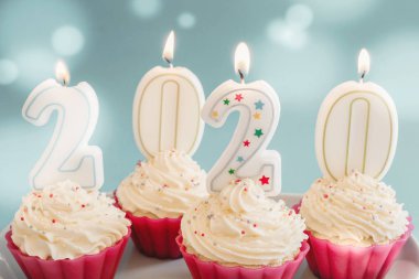 2020 mum kapkekler üzerinde krem şantili pembe Sil kullanarak