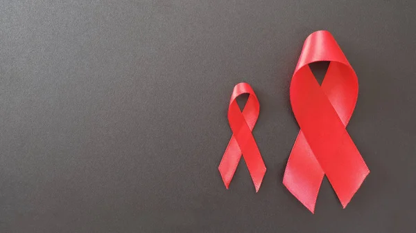 Czerwone wstążki na czarnym tle, koncepcja świadomości hiv, świat Ai — Zdjęcie stockowe