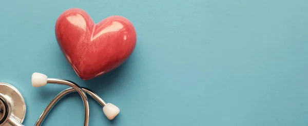 Corazón rojo con estetoscopio, salud del corazón, seguro médico conc — Foto de Stock