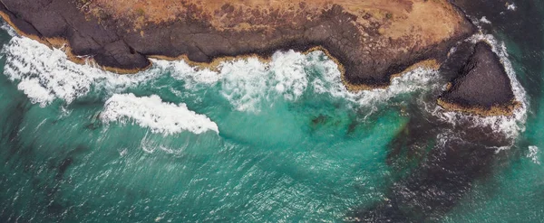 Aerial view of aqua sea waves breaking on rocky cliff, adventure — Stock Photo, Image