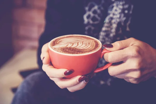 Tangan wanita memegang secangkir kopi latte merah, santai, berpikir , — Stok Foto