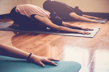 Yoga dersi uygulayan genç sağlıklı Asyalı kadınların grubu, Chil