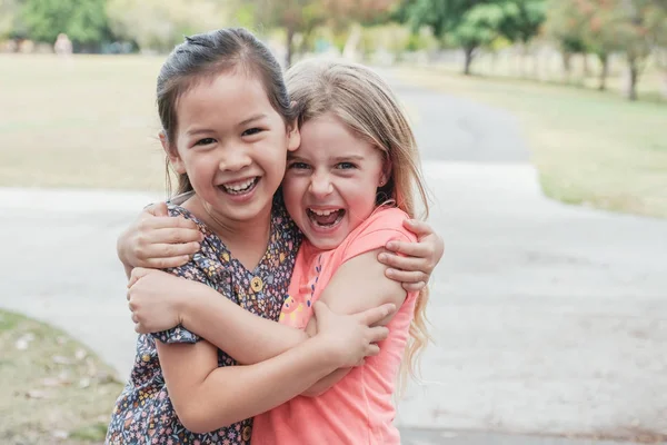 Glad och frisk blandras unga flickor kramas och smil — Stockfoto
