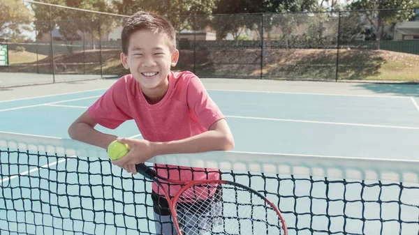 Gemischte Asiatische Preteen Boy Auf Tennisplatz Tween Sport Kids Active — Stockfoto