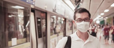 Orta yaşlı, gözlüklü ve tıbbi maske takan Asyalı adam Wu.