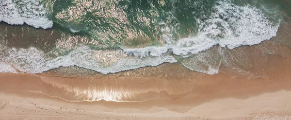 Vzdušný výhled na krásnou písečnou pláž a mořské vlny, letní holid — Stock fotografie