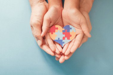 Yapboz kalp şekli, otizm farkındalığı, otizm spektrumu aile desteği konsepti, Dünya Otizm Farkındalık Günü
