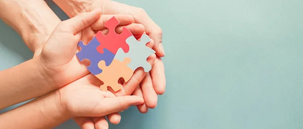 Erwachsenen Und Kinderhände Mit Puzzle Form Autismus Bewusstsein Konzept Zur — Stockfoto