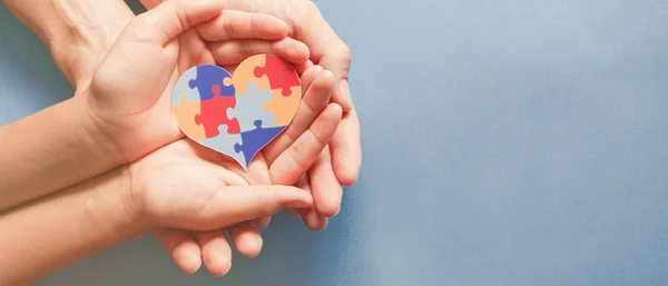 Erwachsene Und Kinder Halten Puzzle Herzform Autismus Bewusstsein Konzept Zur — Stockfoto