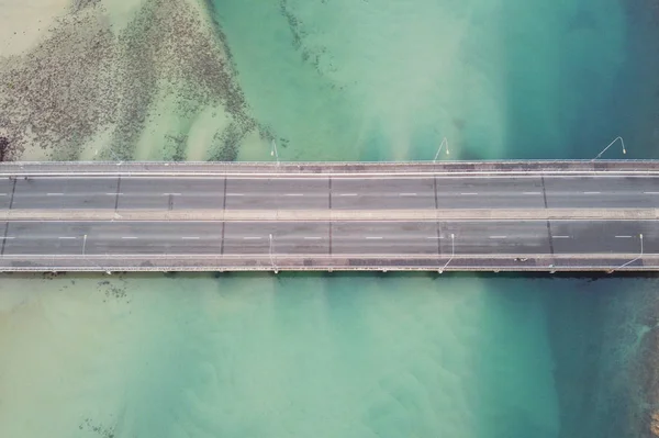 Αεροφωτογραφία Από Κοντά Γέφυρα Πάνω Από Πράσινη Ακτογραμμή Του Ωκεανού — Φωτογραφία Αρχείου