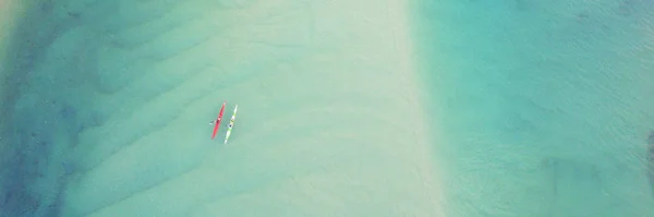 Вид Сверху Воздуха Пару Людей Плавающих Байдарках Над Красивым Голубым — стоковое фото
