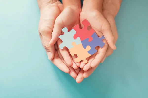 Erwachsenen Und Kinderhände Mit Puzzle Form Autismus Bewusstsein Konzept Zur — Stockfoto