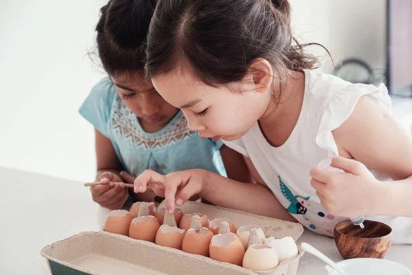 이들이 재사용 Eggshells 몬테소리 Homeschool 교육에서에서 — 스톡 사진