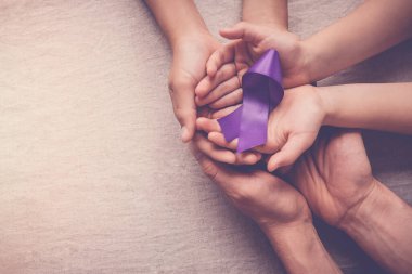 Yetişkin ve çocuk elleri mor kurdele, Alzheimer hastalığı, pankreas kanseri, epilepsi farkındalığı, dünya kanser günü