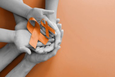 Yetişkin ve çocuk elleri turuncu kurdele, lösemi kanseri ve çoklu skleroz, KOAH ve ADHD farkındalığı, dünya böbrek günü