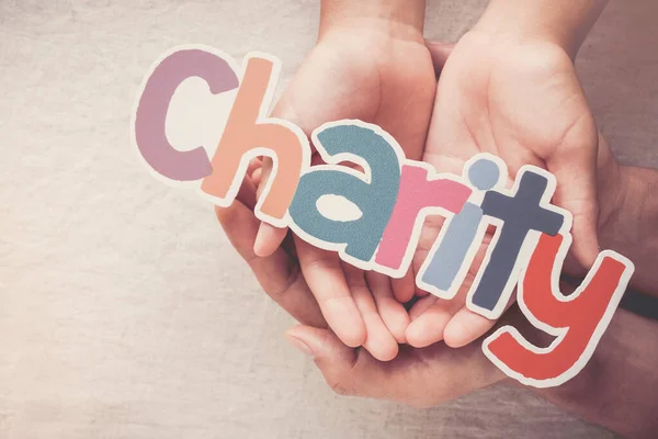 Mãos Adulto Criança Segurando Palavra Charity Doação Conceito Caridade — Fotografia de Stock