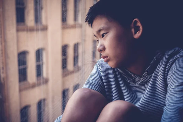 Triste Asiático Pré Adolescente Menino Sentindo Sozinho Olhando Pela Janela — Fotografia de Stock