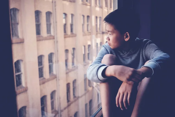 Triste Asiático Pré Adolescente Menino Sentindo Sozinho Olhando Pela Janela — Fotografia de Stock