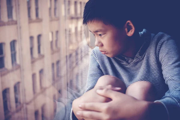 Triste Asiatique Préadolescent Garçon Sentant Seul Regardant Par Fenêtre Chambre — Photo