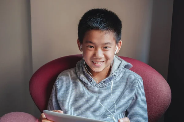 Jovem Adolescente Asiático Misto Usando Tablet Digital Casa Ouvindo Podcast — Fotografia de Stock