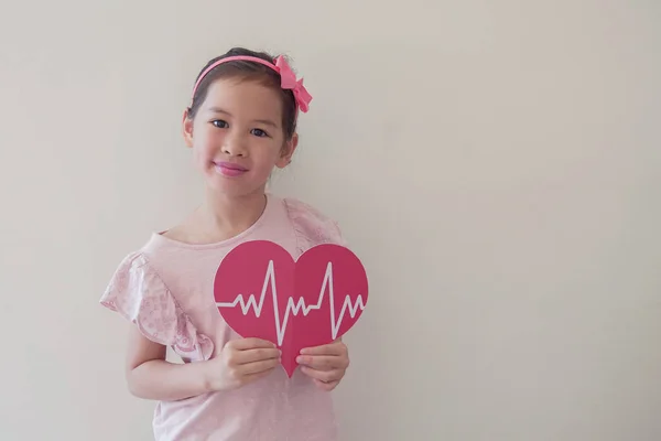 Criança Mista Segurando Grande Coração Vermelho Com Cardiograma Cuidados Saúde — Fotografia de Stock