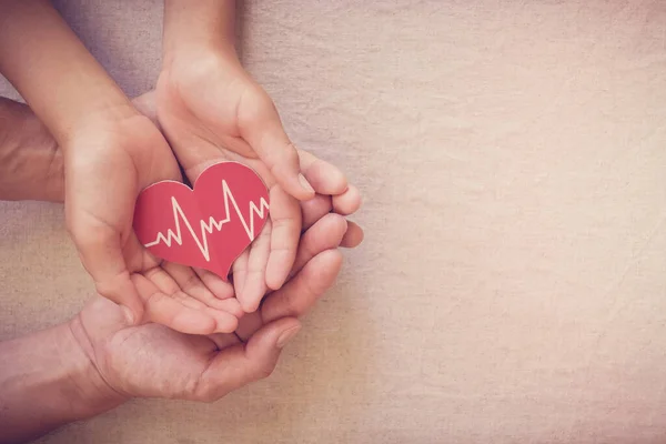 Kırmızı Kalbi Kardiyogramda Tutan Eller Sağlık Sigortası Konsepti Dünya Kalp — Stok fotoğraf