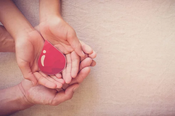 Hände Halten Bluttropfen Spenden Blutspenden Bluttransfusionen Weltblutspendertag Weltblutopfertag Konzept — Stockfoto