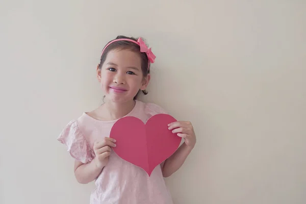 Mischlingskind Mit Großem Roten Herzen Herzgesundheit Spende Glückliche Freiwillige Wohltätigkeit — Stockfoto