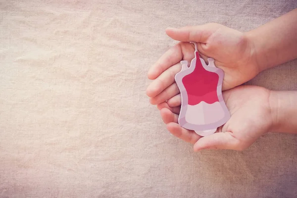 Mani Che Tengono Sangue Danno Donazione Sangue Trasfusione Sangue Giornata — Foto Stock