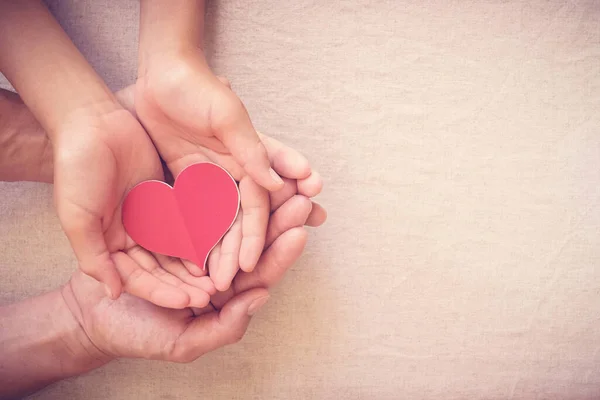 Manos Que Sostienen Corazón Rojo Salud Del Corazón Donación Caridad — Foto de Stock