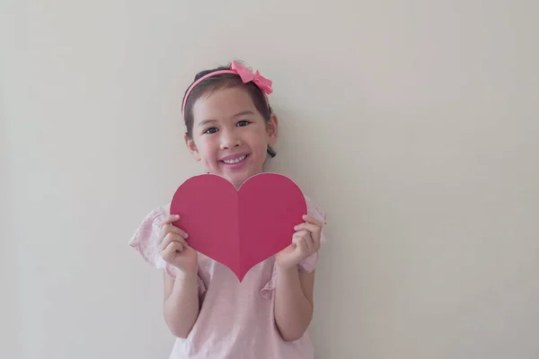 Mischlingskind Mit Großem Roten Herzen Herzgesundheit Spende Glückliche Freiwillige Wohltätigkeit — Stockfoto