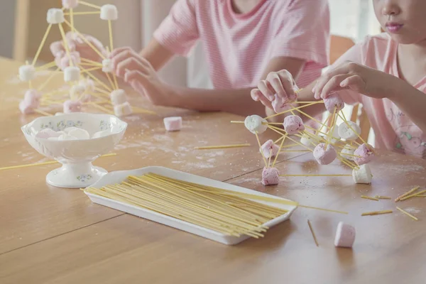 Mixed Race Young Asian Children Building Tower Spaghetti Marshmallow Learning — Stock Photo, Image