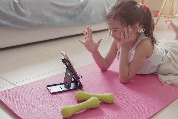 Jeune Fille Asiatique Mixte Regarder Des Vidéos Streaming Sur Ordinateur — Photo
