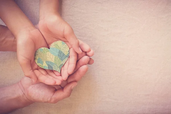 Manos Sosteniendo Forma Del Corazón Hoja Responsabilidad Social Rse Vida — Foto de Stock