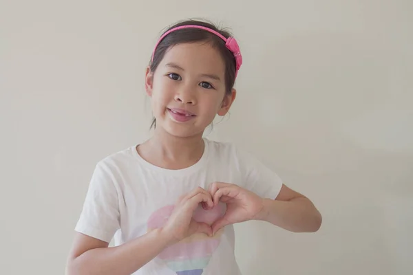 Menina Asiática Mista Fazendo Forma Coração Mãos Generoso Amor Bondade — Fotografia de Stock