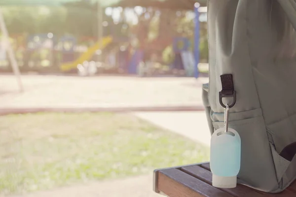 Bolsa Estudante Com Mão Desinfetante Clip Reabertura Escola Voltar Para — Fotografia de Stock