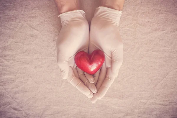Врач Руки Медицинских Перчатках Держа Красное Сердце Медицинское Страхование Пожертвование — стоковое фото