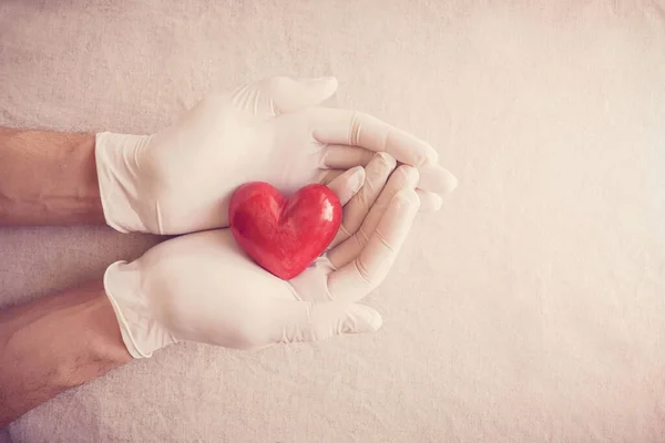 Ręce Lekarza Rękawiczkami Medycznymi Trzymającymi Czerwone Serce Ubezpieczenie Zdrowotne Darowizna — Zdjęcie stockowe