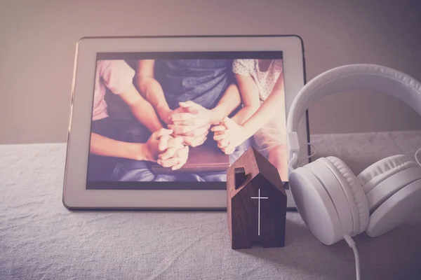 Kinderen Bidden Met Vader Ouder Met Laptop Familie Kinderen Aanbidden — Stockfoto