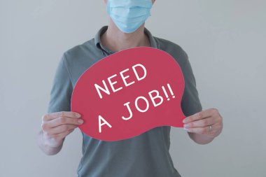 Maske takan adam bir işe ihtiyacı var, Coperid-19 Coronavirus salgını sırasında iş kaybı, işsizlik ekonomik durgunluk konsepti