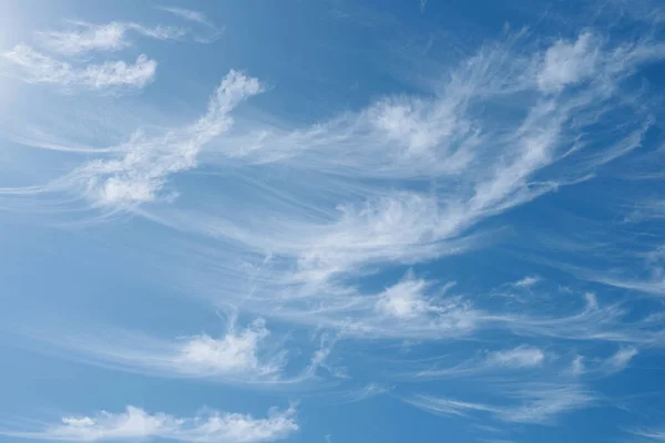 Nuvens Cirrus Wispy Bonitas Céu Azul Liberdade Energizar Dia Ensolarado — Fotografia de Stock