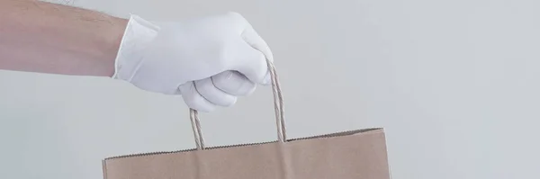 Ręka Rękawiczkami Eko Papierową Torbą Zabrać Jedzenie Dostawa Domu Koncepcja — Zdjęcie stockowe