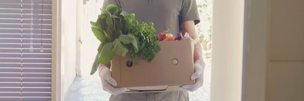 Muž Rukavicích Domů Doručuje Potravinový Box Dobrovolník Drží Potravinový Box — Stock fotografie