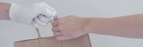 Ręka Rękawiczkami Daje Eko Papierową Torbę Zabrać Jedzenie Dostawa Domu — Zdjęcie stockowe