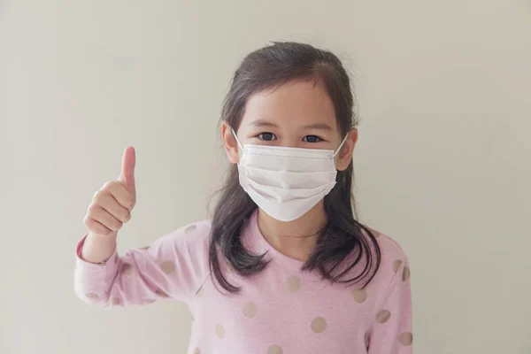 Smíšené Asijské Studentka Nosí Masku Dává Palec Nahoru Škola Znovuotevření — Stock fotografie