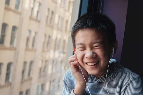 Menino Pré Adolescente Asiático Feliz Usando Tablet Digital Casa Ouvindo — Fotografia de Stock